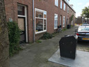 Een afvalcontainer pal voor de voordeur in de Lingestraat.