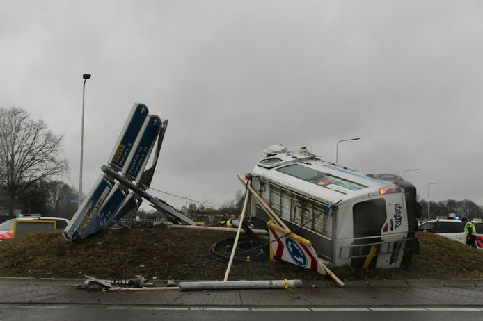 Het busje ramde de grote paal met bewegwijzering, die midden op de rotonde stond.