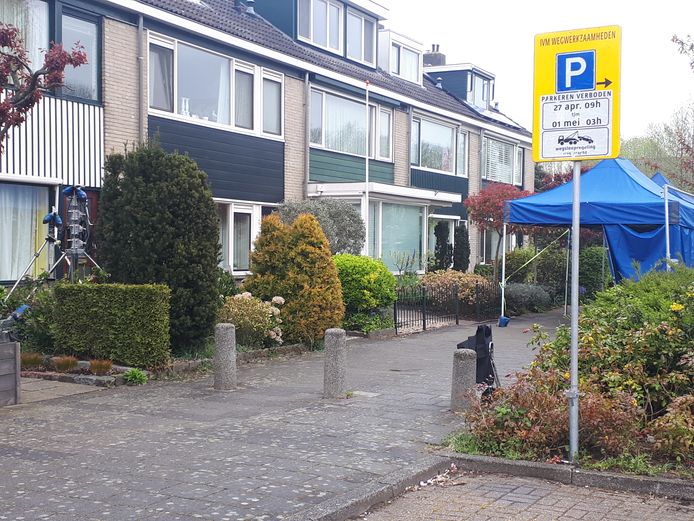Een woning aan de Professor Gerbrandylaan in Woerden is omgebouwd tot filmset.