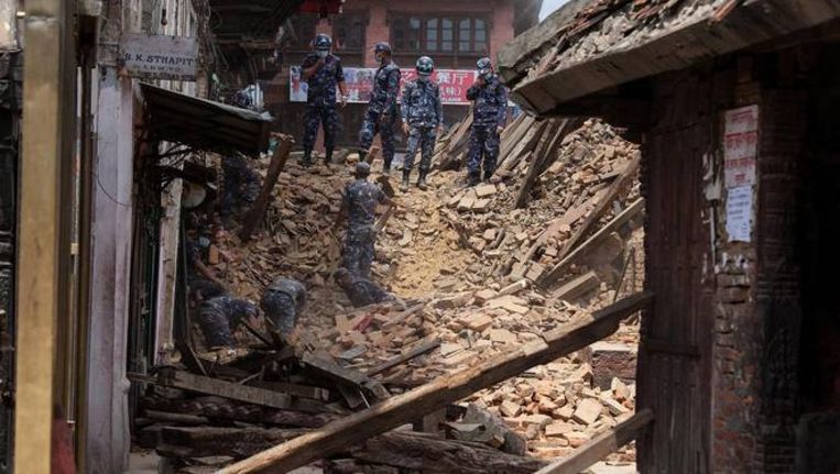 Reddingswerkers zoeken tussen de puinhopen in Kathmandu. Beeld GETTY
