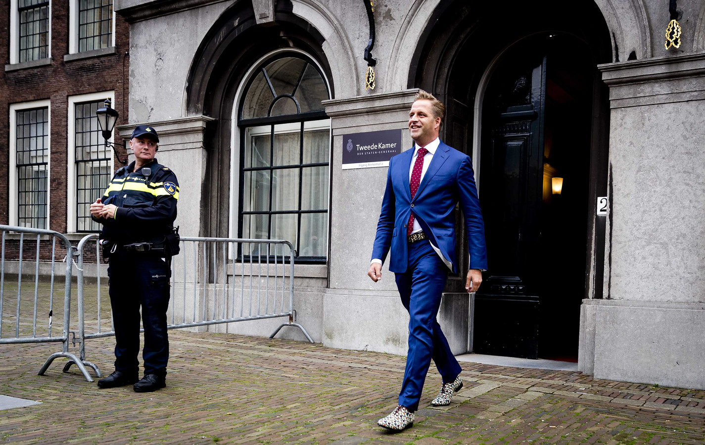 De Jonge wandelt het stadhuis uit, voor het laatst | Foto ...