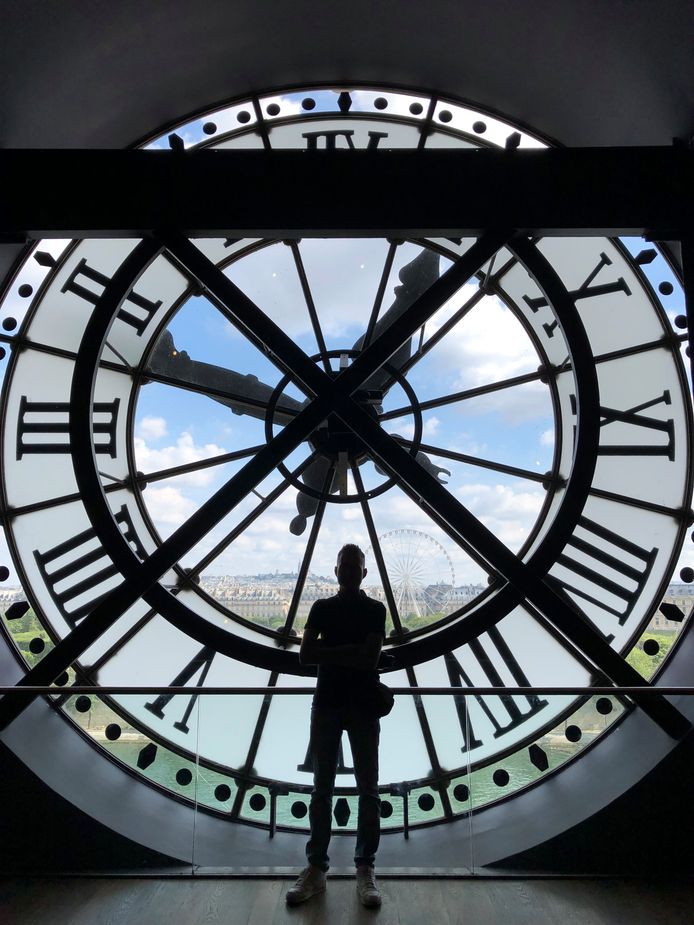 With a little help Alleen voor de klok in Musée d'Orsay. Met dank aan een Aziatische dame die de foto maakte en alle toeristen wegstuurde.