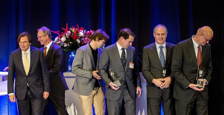 De vier prijswinnaars met juryvoorzitter Hans Wijers (links) en naast hem initiatiefnemer van het project, minister Henk Kamp. Beeld Jiri Buller