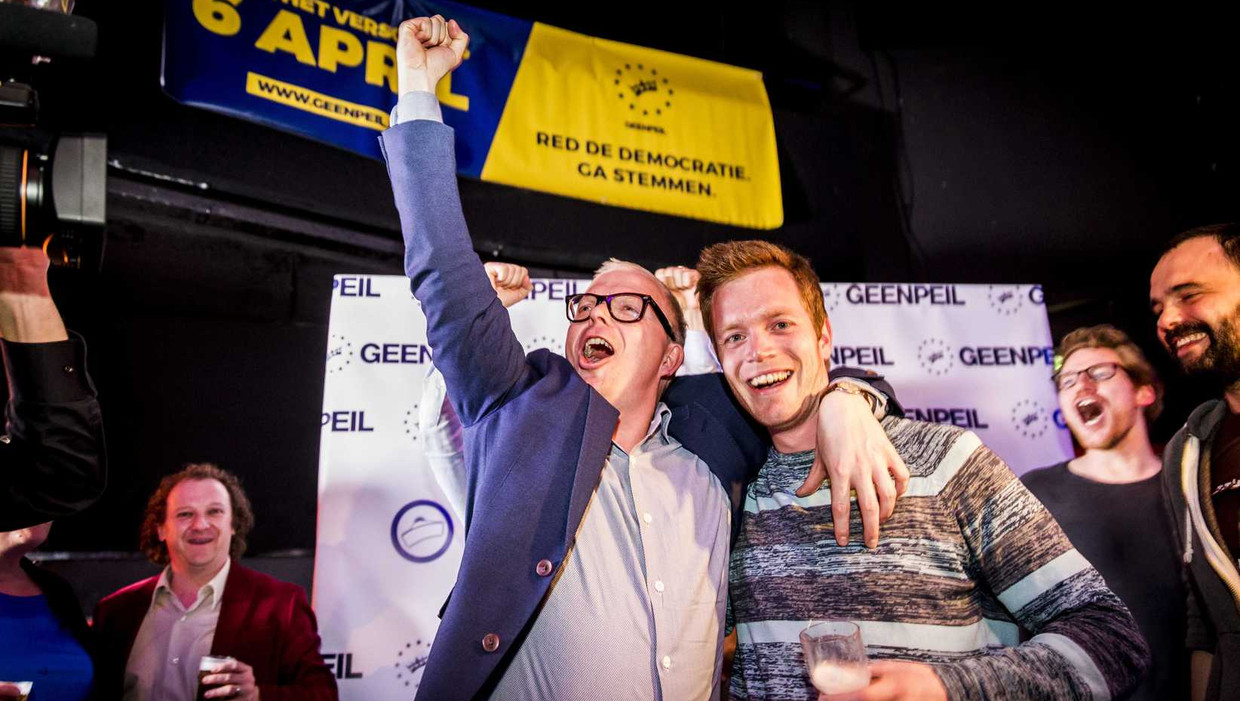 Jan Roos viert de uitslag van het referendum met symphatisanten. Beeld anp