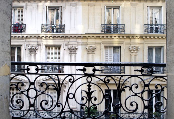 Иллюстративное изображение.  Балконы в Париже.