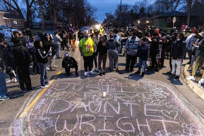 Mensen kwamen samen op de plaats waar de 20-jarige Daunte Wright werd doodgeschoten door een agente.