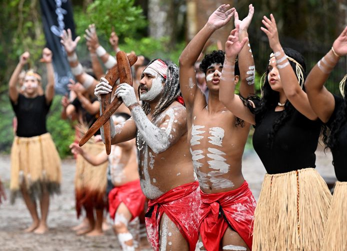 Butchulla-mensen dansen bij de historische ceremonie om de naam te veranderen.