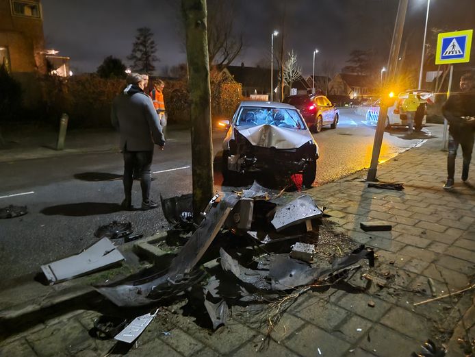 Eenzijdig ongeval tegen lantaarnpaal aan de Wethouder Kreftlaan in Zevenhuizen.
