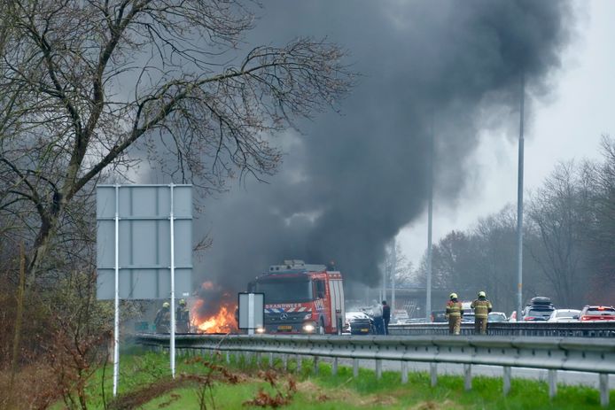 De autobrand op de snelweg A73 bij Cuijk op de rijbaan richting Venlo.