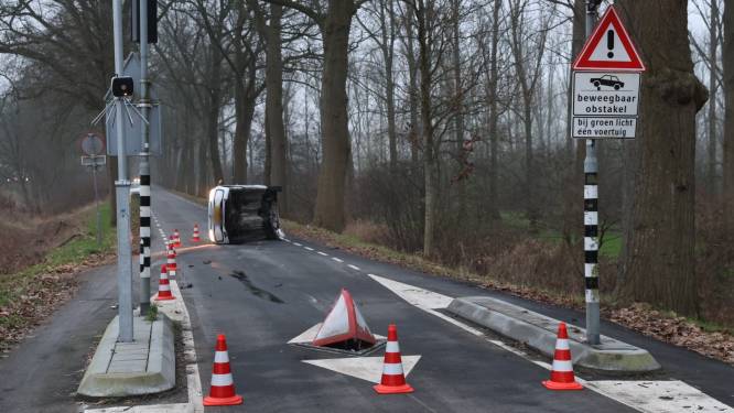 Auto gelanceerd door beweegbaar wegobstakel en belandt op zijn kant in Den Bosch, bestuurder aangehouden