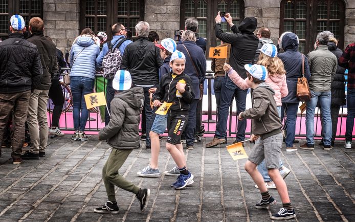 sfeerbeeld van de start van Gent-Wevelgem, op de Grote Markt in Ieper