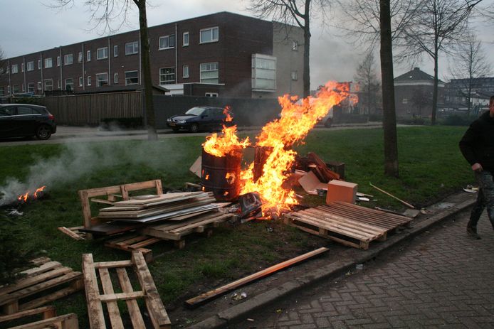 Brandend puin aan de Meeuwstraat in Tiel.