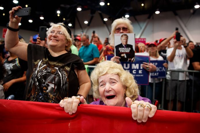Supporters van Trump luisteren naar de president die donderdag op campagne was in Las Vegas. Moore neemt het de Democraten kwalijk dat zij zich niet zo hebben ingezet.