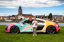Mooi beeld in Deventer: Snelle en Pleun bij de opvallende Audi waarin de zanger vanaf nu voor het meisje rijdt.