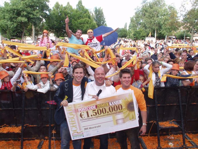 1,5 miljoen werd verdeeld onder alle Moordrechtenaren. Winston Gerstonowitz, Gaston Starreveld en Martijn Krabbé tonen de cheque.