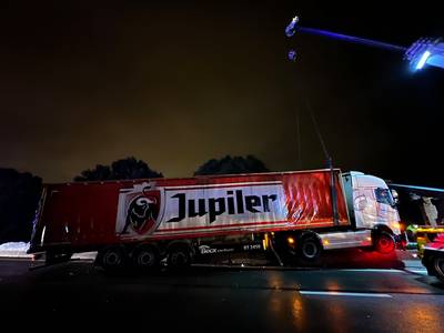 Vrachtwagen rijdt door middemberm en blokkeert urenlang deel van E313
