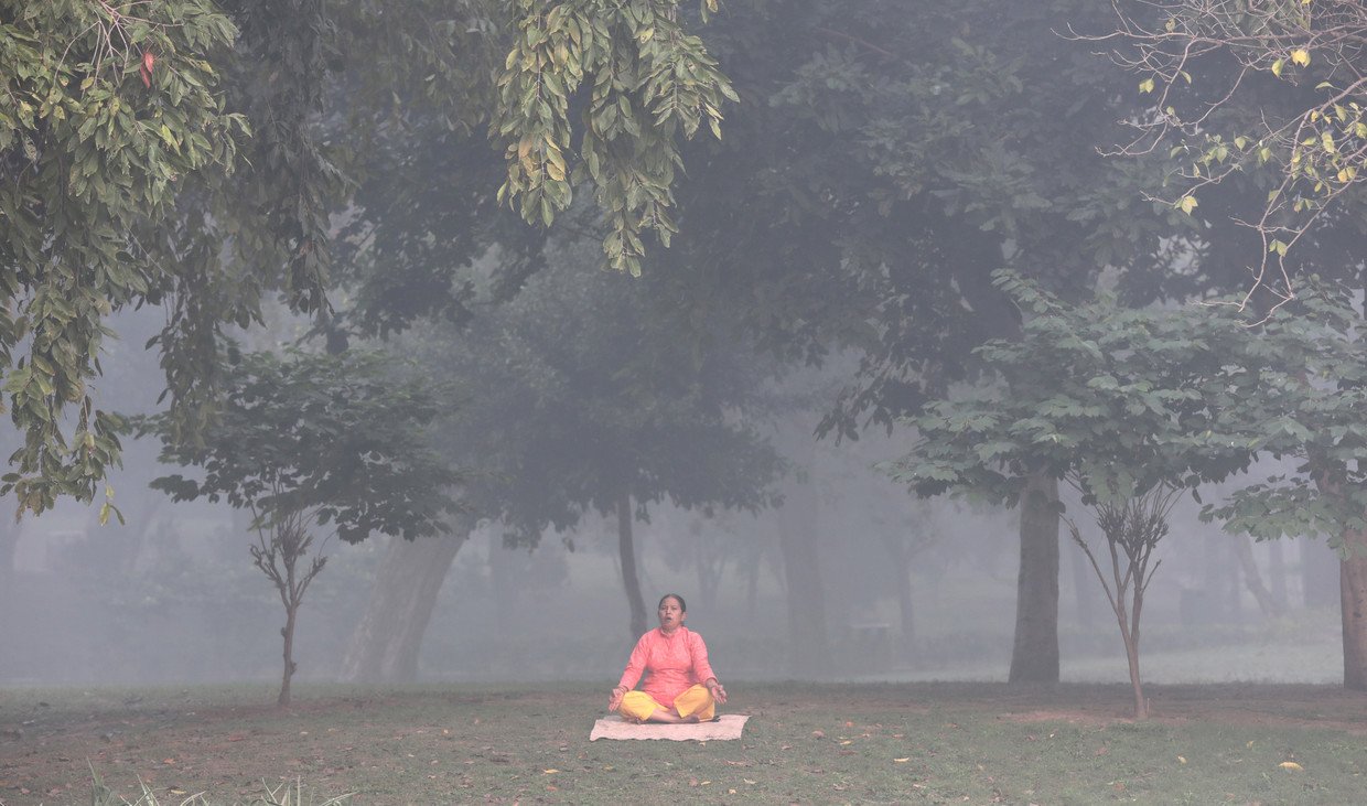 Smog in New Delhi, India. De Indiase premier Modi verklaarde dat zijn land (de derde CO2-uitstoter van de wereld) in 2070 klimaatneutraal zal zijn. Beeld EPA