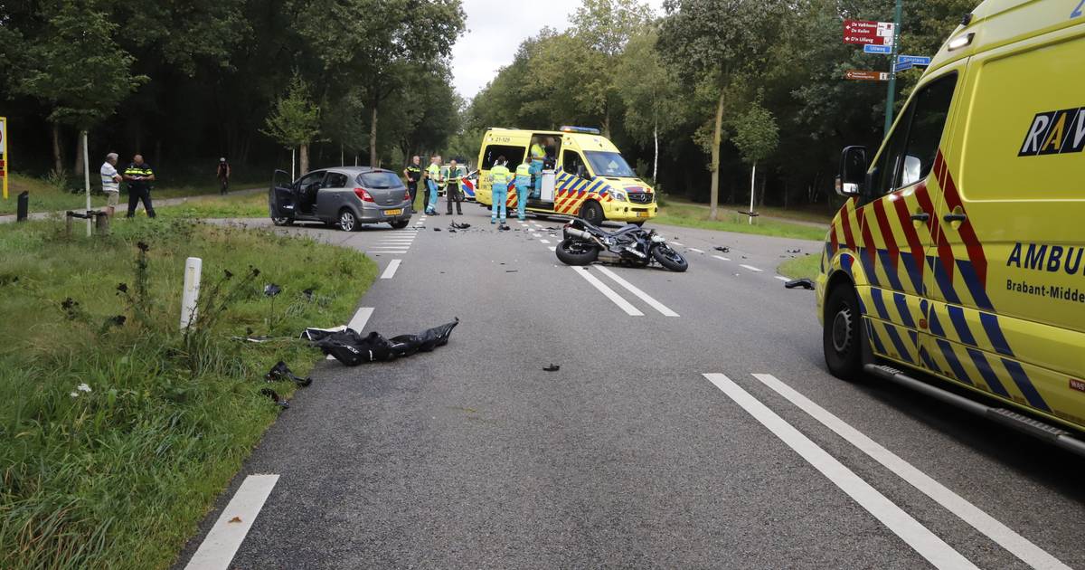 Ernstig ongeluk in Mill: motorrijder klapt op auto .