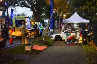 Drie zwaargewonden bij ernstig ongeluk in Liessel, auto klapt tegen boom
