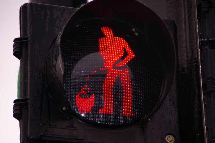 Het kruikenzeikerstoplicht: bij groen loopt het mannetje vooruit, bij rood plast hij zijn kruikje vol.