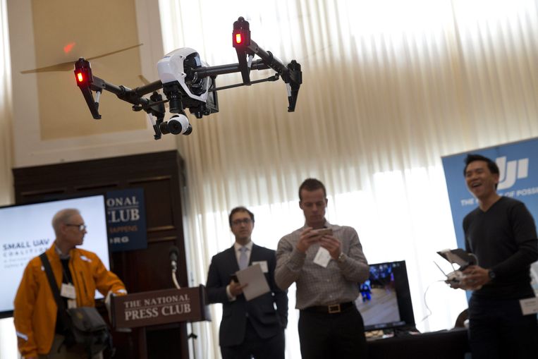 Directeur Eric Cheng van DJI laat dinsdag in de persclub in Washington zien wat zijn Inspire-drone kan. Uren later gebruikte een Mexicaanse drugsbende volgens de politie een drone van het bedrijf bij de grens met de VS. Beeld ap