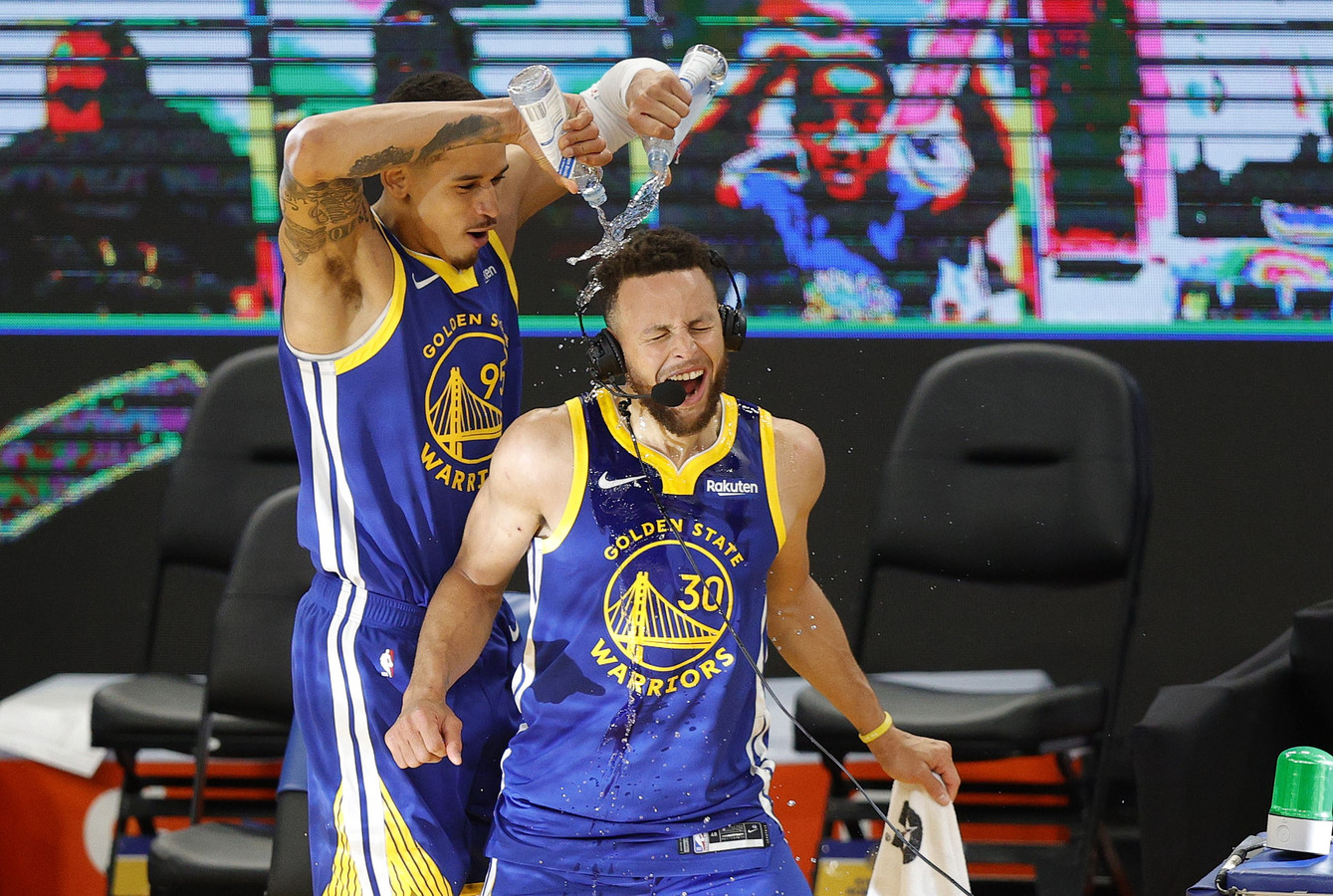 Stephen Curry krijgt na zijn record een 'douche' van Juan Toscano-Anderson.
