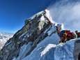 Unieke foto toont lange (en dodelijke) wachtrij op Mount Everest