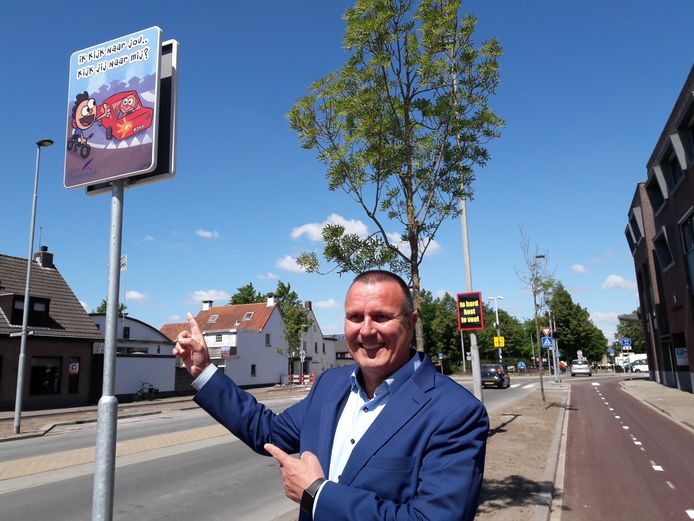 Bij de nieuwe rotondes op de Moergestelseweg plaatste wethouder Dion Dankers dit voorjaar al zijn ludiek ogende bewustwordingsborden, waarvan hij er ook enkele bij de kruising van de Baerdijk met het fietspad aankondigde.