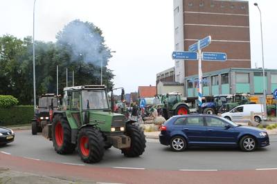 Boeren op de trekker van Wekerom naar Arnhem en van Tiel naar Geldermalsen om aangifte te doen