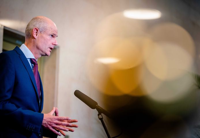 Minister Stef Blok van Buitenlandse Zaken (VVD) gisteren bij aankomst op het ministerie van Veiligheid en Justitie voor een overleg van de Ministeriele Commissie Crisisbeheersing (MCCb) over het coronavirus.