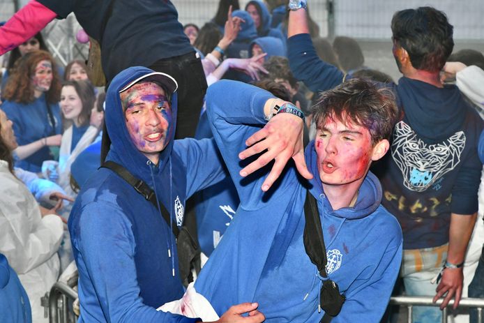 In Roeselare vierden ze de 50 dagen in plaats van de 100 dagen. De jongeren gingen vanaf 6u 's morgens uit de bol op het Polenplein.
