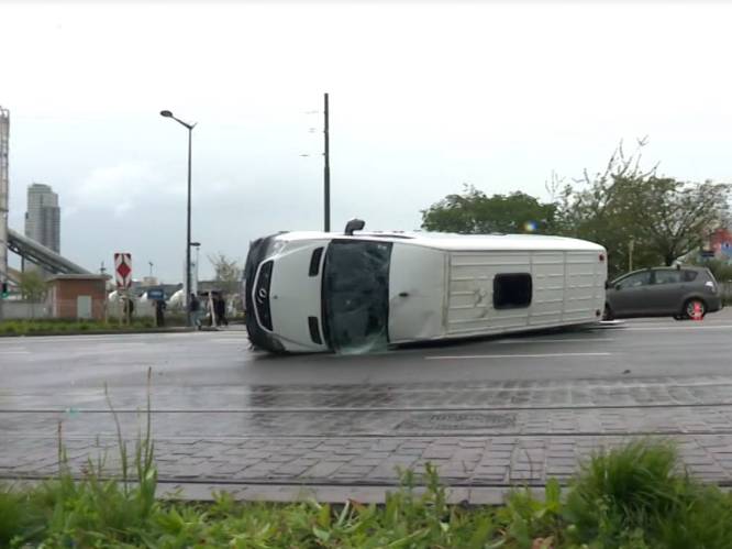 16 slachtoffers naar ziekenhuis na zwaar verkeersongeval met busje van politie in Brussel