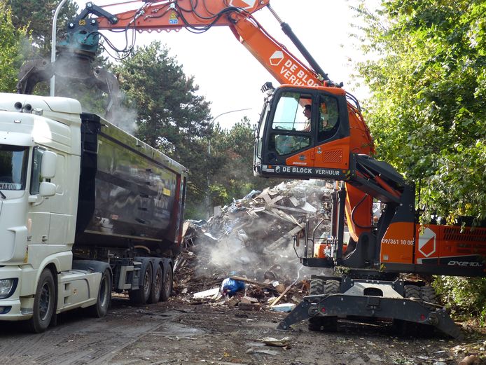 Des ouvriers retirent des gravats et des débris d'un site de stockage improvisé sur un tronçon désaffecté de l'autoroute A601 à l'extérieur de Liège, le jeudi 14 octobre 2021.