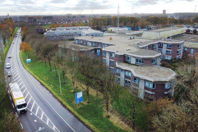 Het kantorengedeelte zou worden afgebroken om plaats te maken voor flexwoningen, maar het plan Essenkade in Houten gaat niet door. De financiële risico’s zijn te groot, stelt de gemeente.