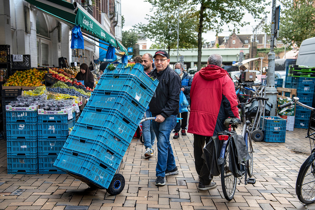 Op de Javastraat in Amsterdam houden weinig mensen zich aan het eenrichtingsverkeer op de stoep.  Beeld Guus Dubbelman / de Volkskrant