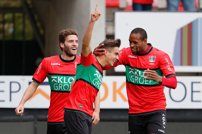 Bart van Rooij (midden) na zijn 1-0.