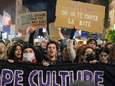 "Verkrachter: we snijden je lul eraf”: met deze protestborden tonen vrouwen in Elsene hoe boos ze zijn na verkrachtingszaak in café