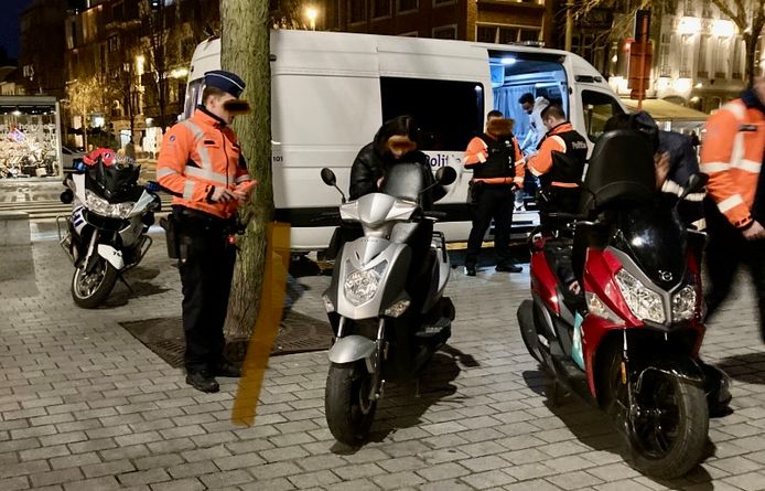 De controle op maaltijdkoeriers vond onder meer plaats op de Grote Markt in Kortrijk.