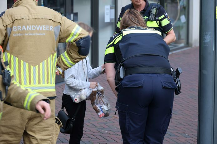 Een meisje (11) is vast komen te zitten tussen een rolstoellift en een trapleuning in Waalwijk. Ze kreeg, samen met het meisje (9) dat bij haar was, een troostbeertje.
