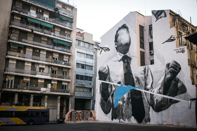 Graffiti in een Atheense volkswijk: een investeerder viert zijn succes ten koste van de mindervermogenden om hem heen. Beeld Nicola Zolin