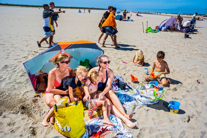 Het strand van Ouddorp is geliefd bij mensen uit binnen- en buitenland, zoals de Brabantse Natalie Nijssen en Kristel Stadhouders met hun kinderen.