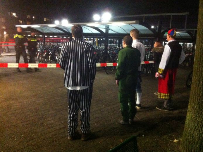 Carnavalsvierders achter politielinten.