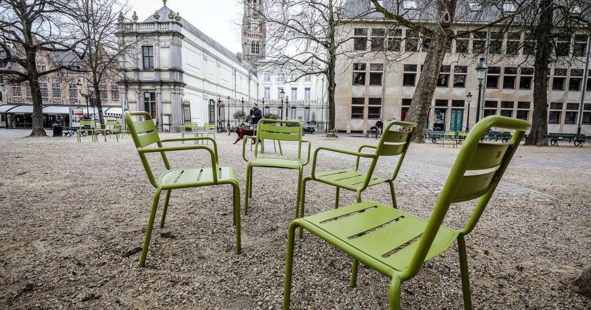 heroïsch Perforatie Tulpen Daar duiken de Brugse groene stoelen opnieuw op, ook de Burg krijgt er dit  keer | Brugge | pzc.nl
