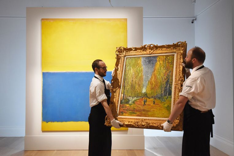 Onlangs ging bij Sotheby's een olieverfschilderij van Vincent van Gogh, 'L'Allée d'Alyscamps', voor omgerekend net geen zestig miljoen euro onder de hamer. Op de achtergrond: Mark Rothko's 'Untitled (Yellow and Blue)'. Beeld GETTY