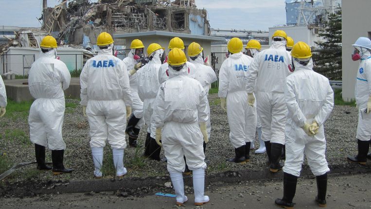 Medewerkers van het internationaal atoomgezelschap bezoeken de beschadigde kerncentrale Fukushima. © ANP Beeld 