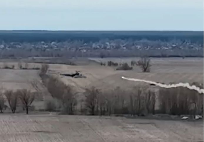 Oekraïens leger deelt beelden van helikopter die wordt neergehaald.