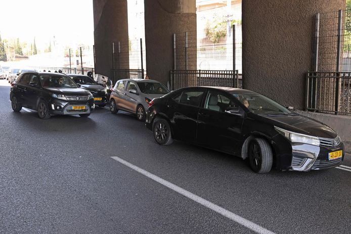 Auto's zoeken dekking onder een brug tijdens een luchtalarm in Tel Aviv.