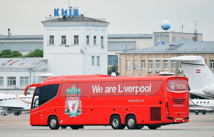 De spelersbus van Liverpool op de luchthaven van Kiev.