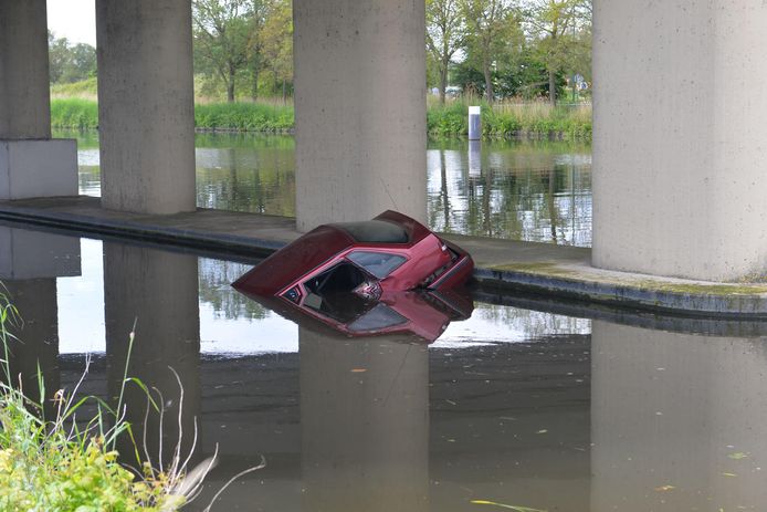 De bestuurder van de auto kwam met de schrik vrij.