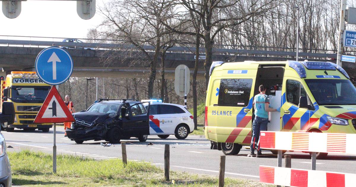 Meerdere gewonden bij ongeval op Deldenerstraat, één persoon naar ziekenhuis.